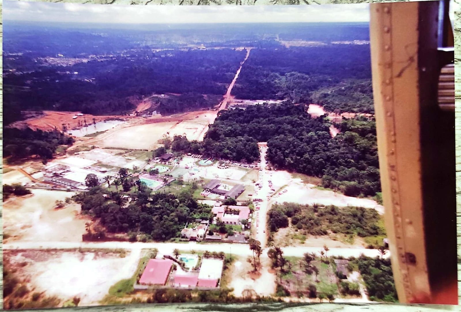 Vista aérea do campus da Escola Nilton Lins em Manaus