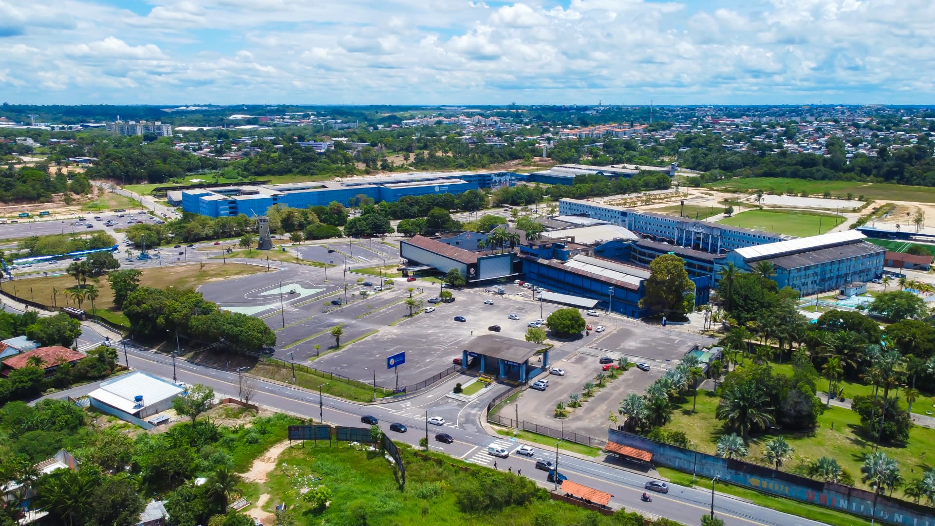 Vista aérea panorâmica do campus da Escola Nilton Lins Parque das Laranjeiras em Manaus